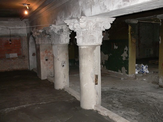 На втором этаже кинотеатра будут отреставрированы коринфские капители колонн и другие элементы сохранившегося декора.
